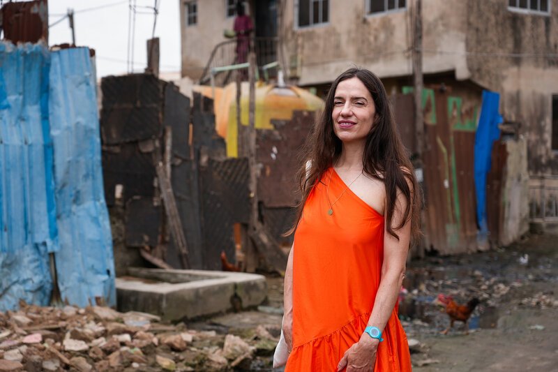 Kulturplatz – Swiss Success Stories: Die Aarauer Architektin in der Megacity | Folge 2. Fabienne Hoelzel in einem Slum in Lagos – Bild: SRF1