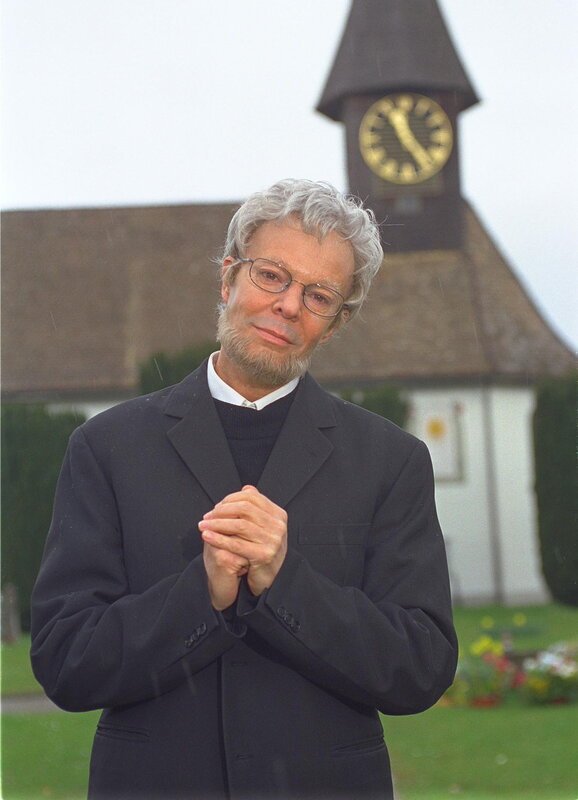 Total Birgit. Mann o Mann. Folge 8. Birgit Steinegger als Pfarrer Ernesto – Bild: SRF1