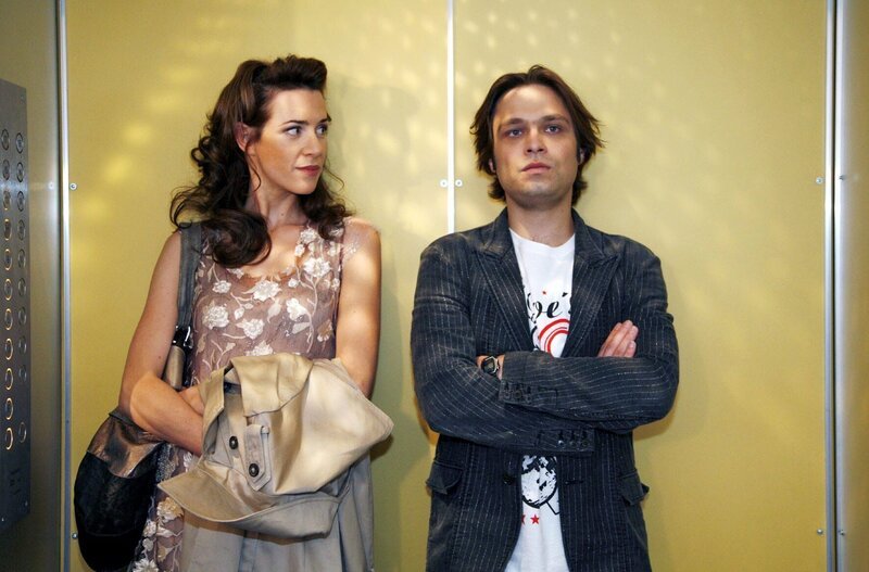 Durch Nora (Julia Malik, l.) erkennt Bruno (Tim Sander, r.), dass Bernd sich zur Zeit keine Hoffnung machen darf. – Bild: Sat.1 /​ Monika Schürle