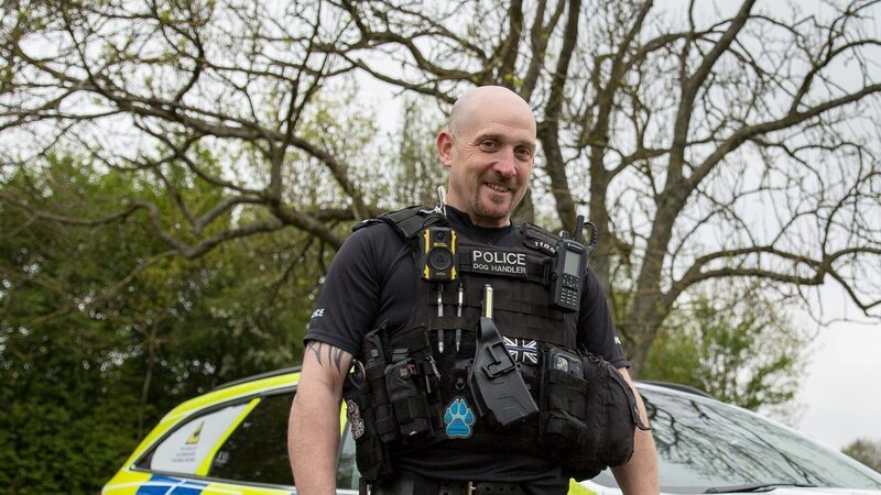 Polizeihundeführer PC Scott James – Bild: Warner Bros. Discovery