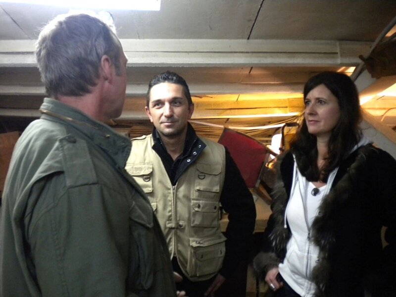 Experte Mauro (Mi.) soll heute bei Andreas (53, li.) und Christiane (45) für Ordnung sorgen. Andreas kann sich einfach von nichts trennen. – Bild: RTL II