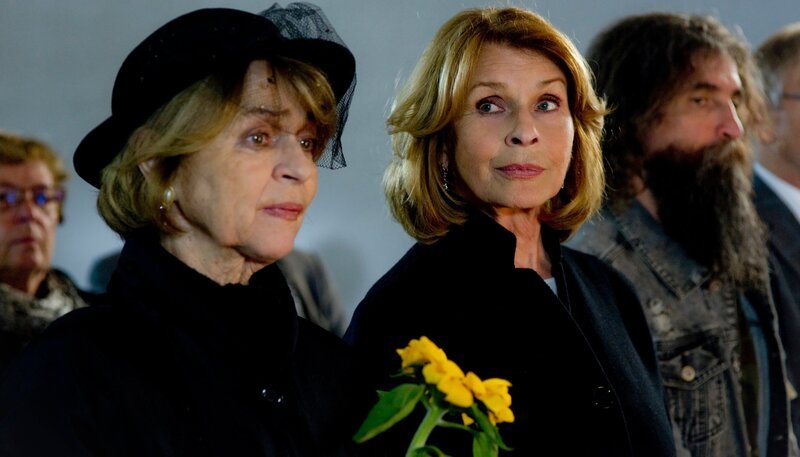 Nach Werners Tod steht Almuth (Senta Berger) ihrer Freundin Rita (Cornelia Froboess) zur Seite. – Bild: ARD Degeto/​Sabine Finger