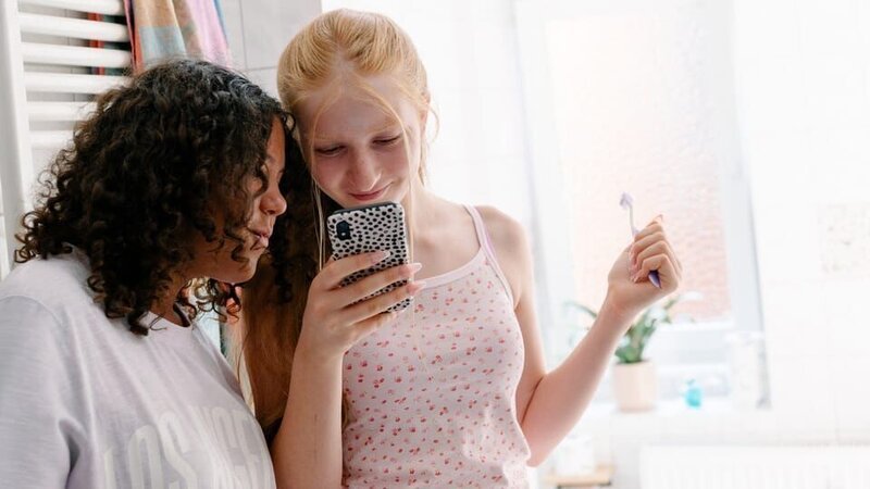 Samira (Soumayah Özel, links) und vor allem Paula (Yuna Florentine Mayer, rechts) sind begeistert, dass jemand Besonderes Samiras Bild geliked hat. – Bild: ZDF/​ Justus Lemm