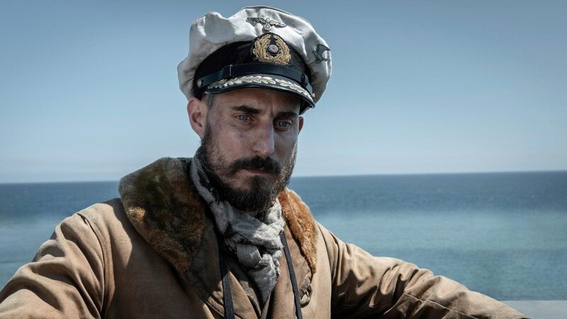 Kapitän Johannes von Reinhartz (Clemens Schick) steht vor einem unerbittlichen Kampf gegen Wrangel. Wird er überleben und seinen Plan, in den USA ein neues Leben zu beginnen, zu Ende bringen können? – Bild: Sky Channel