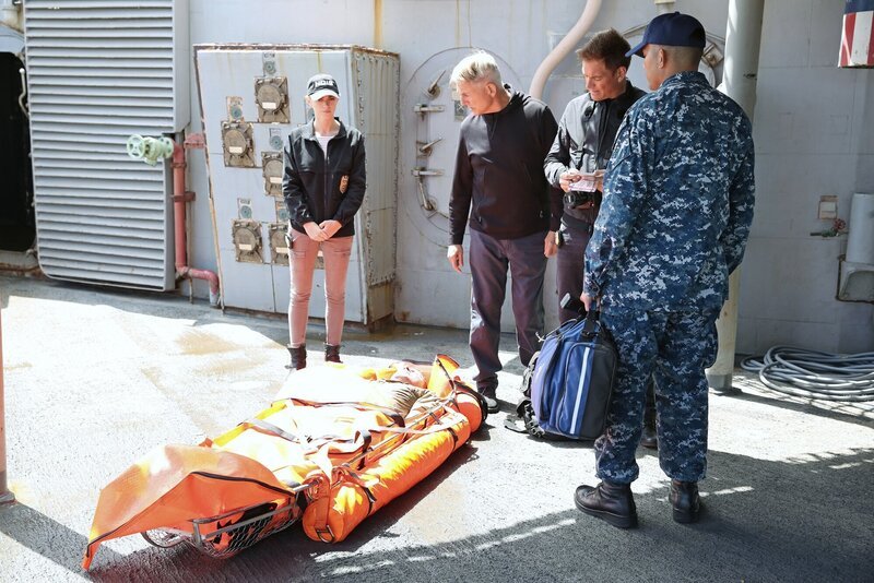 Gibbs (Mark Harmon, 2.v.l.) hat während eines Übungsmanövers einen Toten im Wasser entdeckt. Es stellt sich heraus, dass er zur Crew einer Fregatte gehört, die unter die Kontrolle von Piraten geraten ist. Gibbs, Bishop (Emily Wickersham, 2.v.l.) und DiNozzo (Michael Weatherly, 2.v.r.) beginnen mit den Ermittlungen … – Bild: CBS Broadcasting, Inc. /​ Adam Taylor