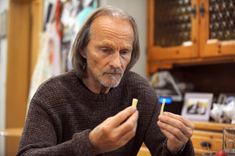 Sascha (Eisi Gulp) versucht Franzis Hausaufgabe, eine Brücke aus Schilf zu basteln, für sie zu erledigen. – Bild: Marco Orlando Pichler /​ BR