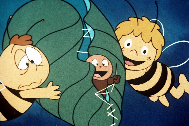 Auch mit dem zusammengenähten Haus ist die kleine Raupe nicht einverstanden. Auch das ist wohl nicht das richtige Haus. – Bild: ORF