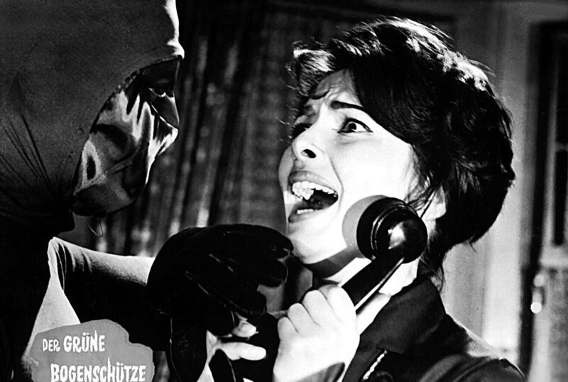 Valerie (Karin Dor) kann es nicht fassen – plötzlich steht der geheimnisvolle „Grüne Bogenschütze“ vor ihr. – Bild: Constantin Film