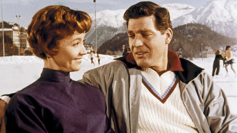 Die Schriftstellerin Juliane Thomas (Liselotte Pulver) verliebt sich in den charmanten Schweizer Arzt Dr. Jean Berner (Paul Hubschmid). – Bild: ZDF und MDR/​Degeto