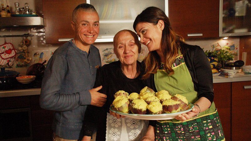 Zu Tisch in … Kampanien Staffel 1 Folge 9 Familie Barlotti kocht gefüllte Artischocken – Bild: SRF/​ZDF/​ARTE