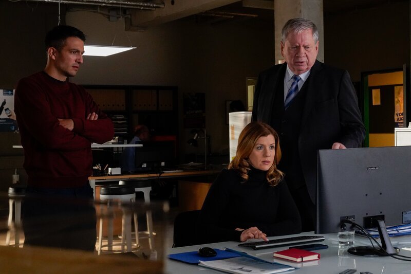Oberkommissar Max Fischer (Max Hemmersdorfer, l.), Hauptkommissarin Kerstin Klar (Fiona Coors, M.) und Oberstaatsanwalt Bernd Reuther (Rainer Hunold, r.) ermitteln in einem rätselhaften Mordfall. – Bild: Andrea Enderlein /​ ZDF