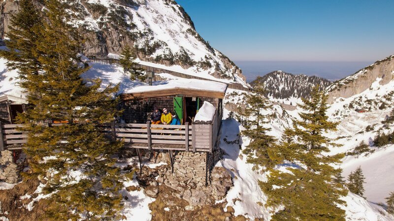 Zusammen mit der Skilegende Felix Neureuther ist der Schmidt Max auf Brettern unterwegs. Sie besuchen charmante, kleine Wintersport-Ziele, wo Skifahren bezahlbar ist und der Liftler fast jeden kennt. – Bild: André Goerschel / BR Zusammen mit der Skilegende Felix Neureuther ist der Schmidt Max auf Brettern unterwegs. Sie besuchen charmante, kleine Wintersport-Ziele, wo Skifahren bezahlbar ist und der Liftler fast jeden kennt. – Bild: André Goerschel / BR