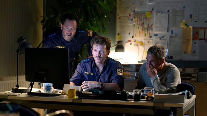 Charlie (Thomas Birnstiel, l.), Siggi (Sebastian Gerold, M.) und Mark (Marco Girnth, r.) sind auf der Suche nach Karlchen. – Bild: ZDF und Barbara Bauriedl