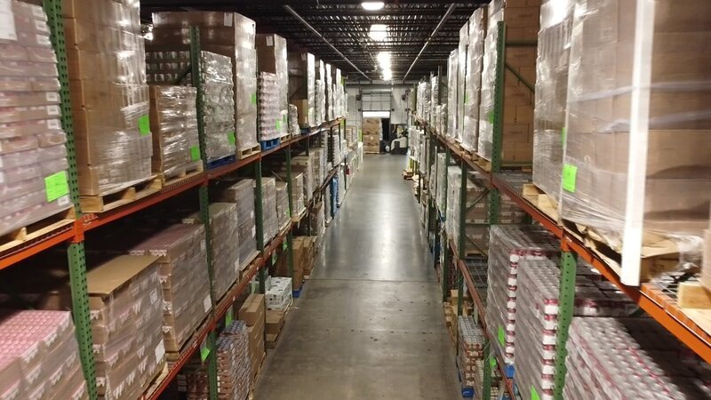 Verteilungszentrum der größten Lebensmittelbank von North Carolina in der Nähe von Raleigh. Von hier werden die Nahrungsmittel, die aus Spenden und staatlichen Hilfen finanziert sind in viele kleine Ausgabestellen im Norden des Bundesstaates verteilt. – Bild: ZDF und Fabian Gatza