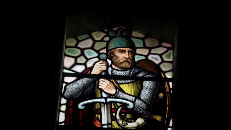 Dieses Buntglasfenster zeigt den schottischen Ritter und Nationalhelden William Wallace. Es befindet sich im National Wallace Monument in Stirling, Schottland. – Bild: Spiegel Geschichte