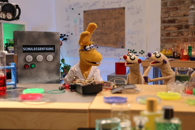 Die Entschuldigungsmaschine von Professorin Hase ist kaputt. – Bild: NDR/​bigSmile