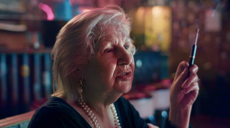 Neonstaub – Die Straßen von St. Pauli Auch Rosi Sheridan McGinnity findet ihr Glück im „Star-Club“: Hier verliebt sich die noch heute aktive Kiezwirtin in den britischen Musiker Tony Sheridan, den sie später heiratet. – Bild: SWR/​Neopol Film /​ SWR Presse/​Bildkommunikation