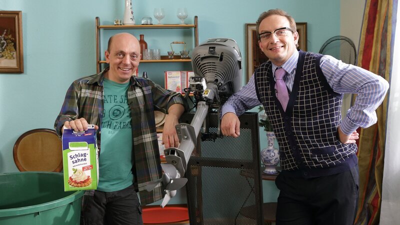 Heute wird die Schlagsahne mit dem Außenborder hergestellt: Bernhard Hoëcker (l.) und Wigald Boning (r.) freuen sich schon wie Bolle. – Bild: ZDFneo