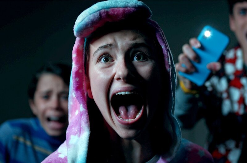 Lucy (Kensington Tallman, 3.v. l.) bekommt Mac and Cheese zu Thanksgiving und hofft auf den perfekten Feiertag. – Bild: SWR/​HR/​Red Monk Studios srl/​HSR S1 (FGM) Inc.