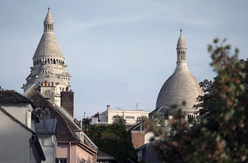 Montmartre erwacht unter Trommelwirbel. Die Straßenkinder des Viertels, Poulbots genannt, durchstreifen den Hügel im Rhythmus ihrer Schläge. – Bild: Elephant Doc