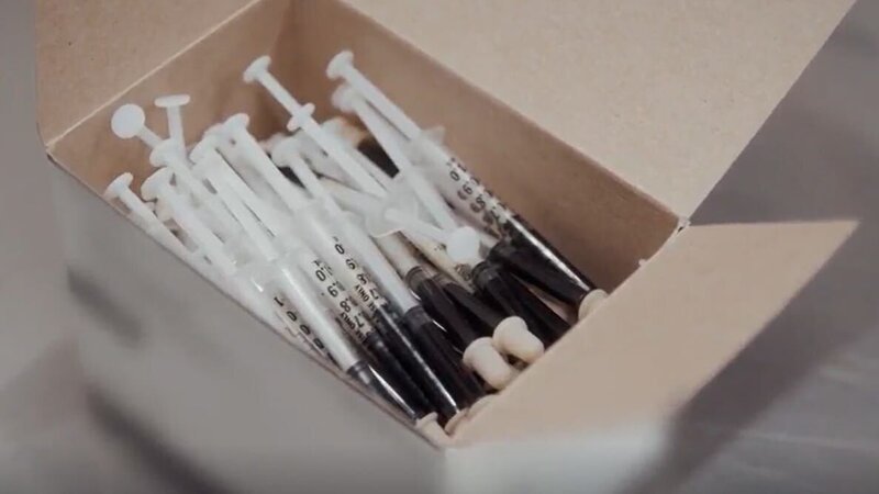 Im Visier der Kontrolle: Spritzen, deren Inhalt Rätsel aufgibt. – Bild: BossaNova Media/​WeltN24 GmbH