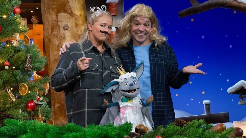 Fidi, Singa und Juri spielen das Märchen „Drei Haselnüsse für Aschenbrödel“ nach. Fidi ist Fidibrödel, Singa der Prinz und Juri die böse Stiefmutter. – Bild: KiKA