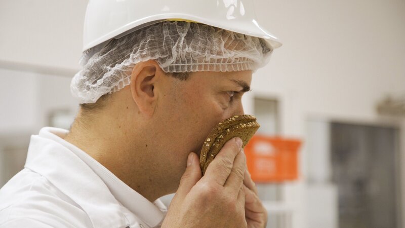 Brotteig kneten.  – Bild: ntv