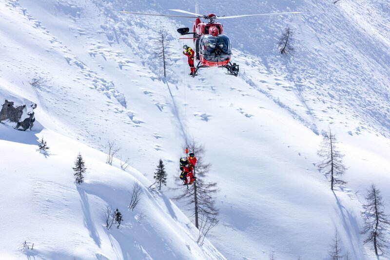 Der Rettungshubschrauber ARA-3 vom Nassfeld – Bild: ServusTV / Fatlum Kurtaj / Spiegel TV GmbH Der Rettungshubschrauber ARA-3 vom Nassfeld – Bild: ServusTV / Fatlum Kurtaj / Spiegel TV GmbH