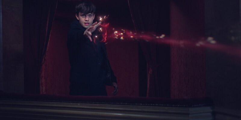 Adrian (Cameron James-King), der nicht das ist, als was er erscheint, schaltet Lola und Amy in der Pariser Oper mit einem Zauberstrahl aus. – Bild: ZDF/​2023 Cottonwood Media/​ZDF Studios/​ Opéra National de Paris