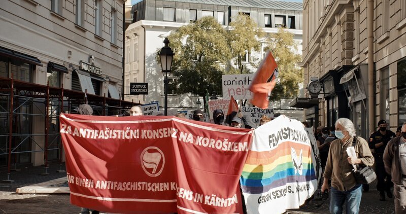  Proteste gegen das Verschwinden: Kärntner Sloweninnen und Slowenen gehen auf die Straße für ihre Rechte. – Bild: ORF/​Soleil Film/​Vertigo