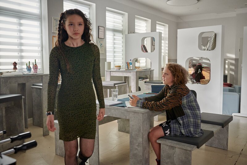 Io (Clara Jaschob, li.) ist sehr verletzt von Joyce (Matilda Willigalla,re.). – Bild: mdr/​Saxonia Media/​Adrian Groß