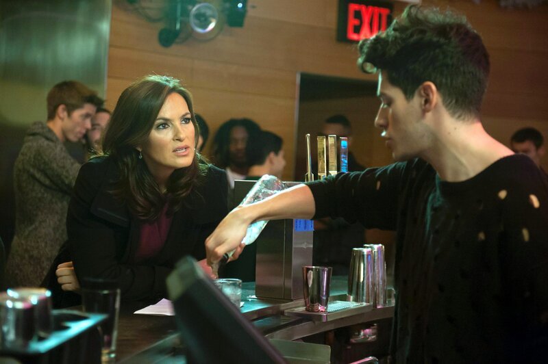 In der Bar von Jace (Miguel Pinzon) treibt sich offenbar ein Triebtäter herum, der es auf schwule Männer abgesehen hat. Detective Olivia Benson (Mariska Hargitay) ermittelt. – Bild: RTI S.p.A. Interactive Media – Mediamond S.p.a., RTI spa, Gruppo Mediaset