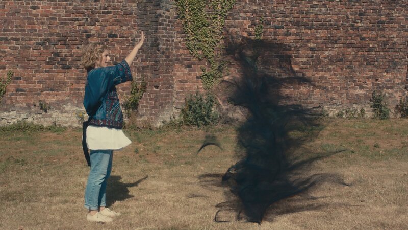 Die Magie lässt Mildreds Mutter Julie (Nicola Stephenson) immer mehr außer Kontrolle geraten. Jede Schülerin oder auch Lehrerin, die ihr irgendwie dumm kommt, lässt sie einfach verschwinden, wie hier Frau Harschmann. – Bild: ZDF/​CBBC/​ZDF Enterprises