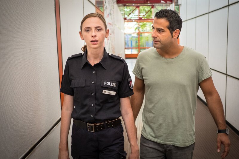 Kim (Carolyn Genzkow, l.) und Tarik (Serhat Cokgezen, r.) haben erfahren, dass der Täter, der schuld an Neles Koma war, sich in der Schule aufhält. – Bild: ZDF/​Boris Laewen