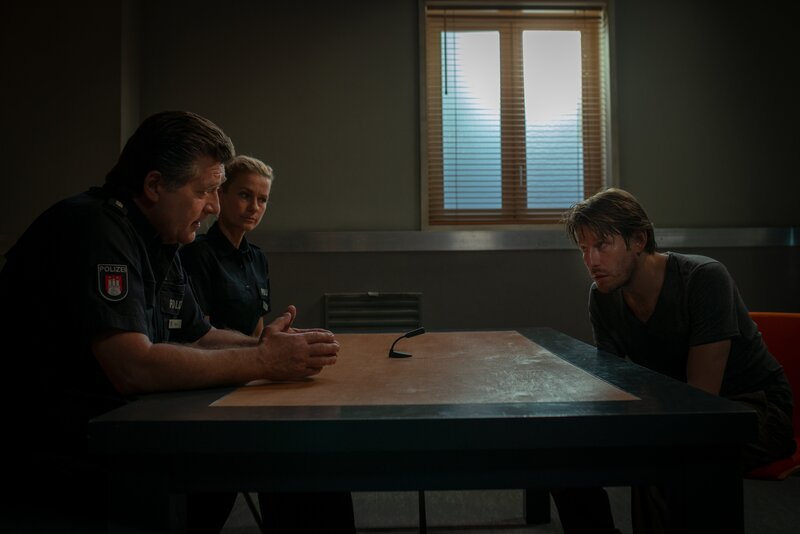 Hans (Bruno F. Apitz, l.) und Franzi (Rhea Harder-Vennewald) versuchen Alex Kaminski (Christoph Gawenda, r.) davon zu überzeugen, die Landmine, die er in seiner Wohnung gelegt hat, wieder zu entschärfen. – Bild: ZDF/​Boris Laewen