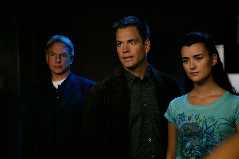 Sind total überrascht, als sie erfahren, dass Gibbs 3. Ex-Frau eine der Verdächtigen ist: Gibbs (Mark Harmon, l.), Tony (Michael Weatherly, M.) und Ziva (Cote de Pablo, r.) … – Bild: 4+