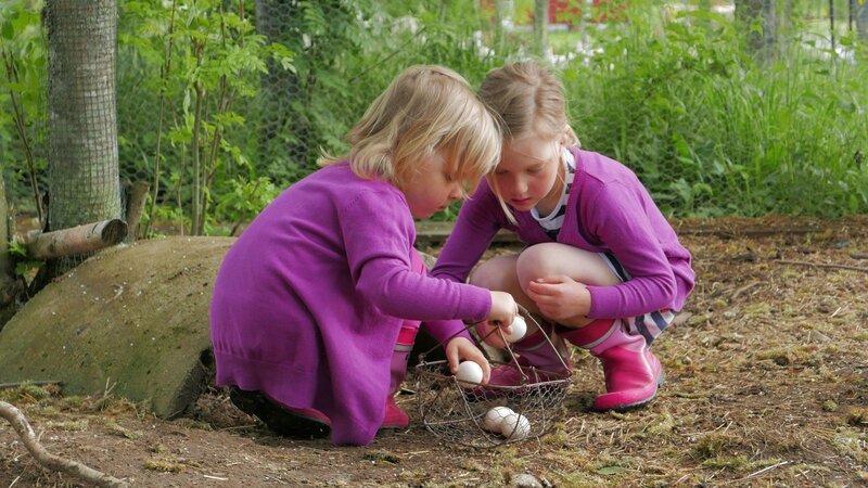 Zu Tisch in … Zentral-Finnland – Staffel 1 Folge 10 – Sanni und Siiri sind fleissig am Eiersuchen – Bild: SRF/​ZDF/​ARTE
