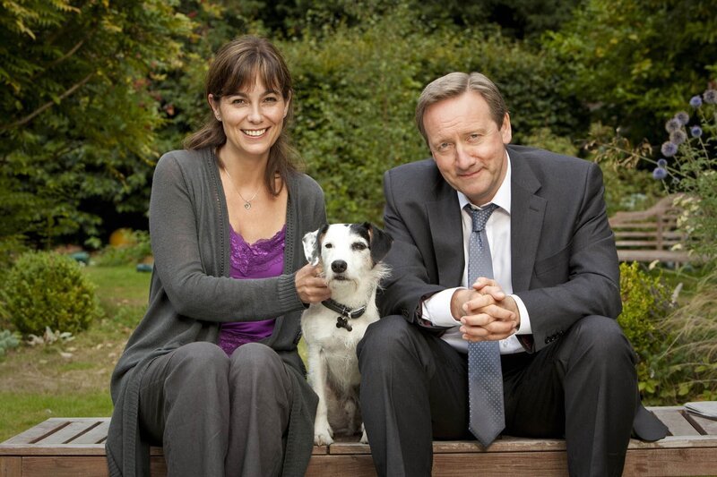 L-R: Sarah Barnaby (Fiona Dolman), DCI John Barnaby (Neil Dudgeon). – Bild: Mark BOURDILLON /​ ALL3MEDIA