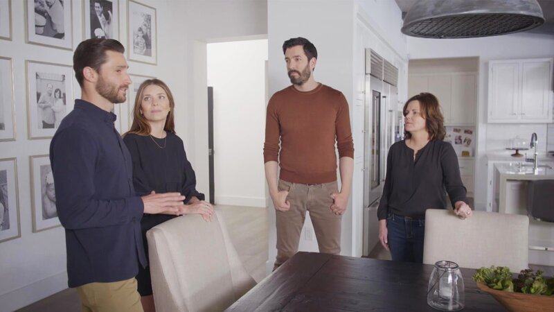 Jonathan (l.) und Drew (2.v.l.) mit einem potenziellen Hauskäufer. – Bild: Warner Bros. Discovery