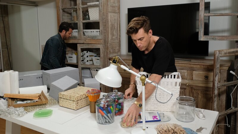 Nate & Jeremiah decorate the newly renovated office. – Bild: Discovery Communications