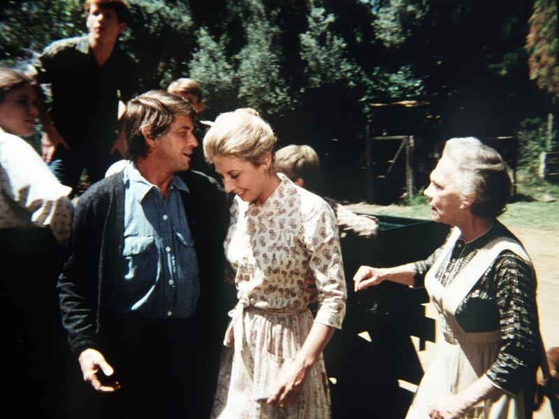 Olivia (Michael Learned, M.) lässt ihren Mann (Ralph Waite, vorne l.) nur ungern ziehen. Er hat in der Stadt Arbeit gefunden. Auch der Rest der Familie kann sich nicht damit anfreunden, ohne John auskommen zu müssen. – Bild: Sat.1 Gold