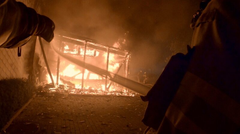 Die Berufsfeuerwehr Heidelberg löscht brennende Garagen. – Bild: SWR/​SEO Entertainment