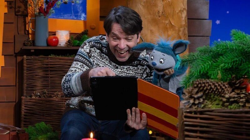 Fidi und Juri schauen sich die Tablet-Aufnahmen von letzter Nacht an. Ob sie die Wichtel fotografiert haben? – Bild: KiKA