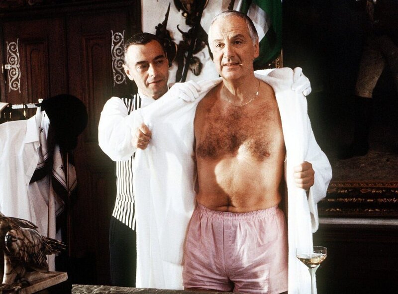 Konsul Dürkheimer (Boy Gobert) rüstet sich für den Abend. – Bild: DMB /​ WDR