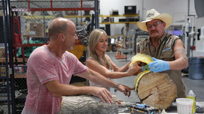 It takes Red and Agnes to peel off these new skins. – Bild: Animal Planet /​ Discovery Communications