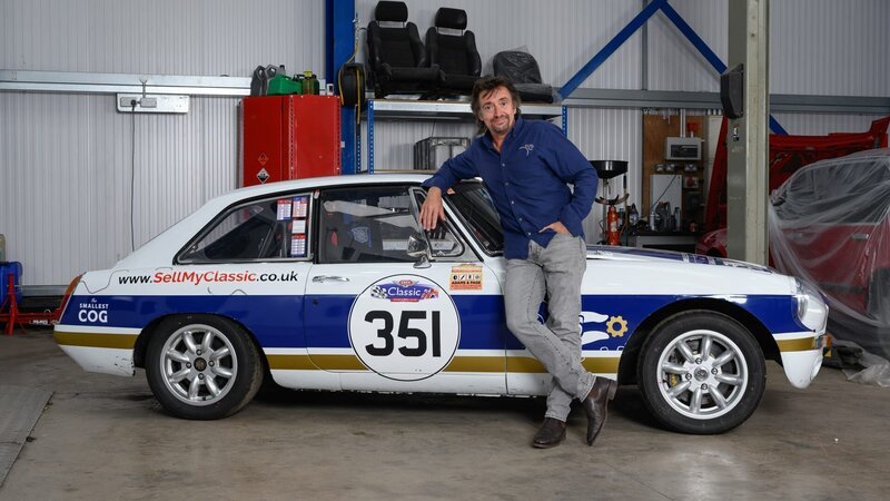 Richard with MGB – Bild: Warner Bros. Discovery, Inc. or its subsidiaries and affiliates. All rights reserved.