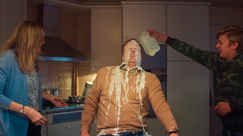 Kees (Ole Kroes, re.) gießt Jan (Ferdi Stofmeel, Mi.) Milch über den Kopf. – Bild: NDR/​NL Film