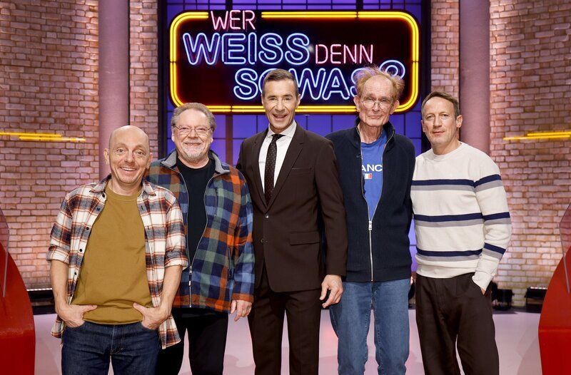 Moderator Kai Pflaume (M.) und seine Rateteam-Kapitäne Bernhard Hoëcker (l.) und Wotan Wilke Möhring (r.) begrüßen in dieser Sendung den Komiker, Musiker, Autor, Fernsehmoderator und Entertainer Jürgen von der Lippe (2.v.l.) und den Musiker, Kabarettist, Autor und Schauspieler Piet Klocke (2.v.r.). – Bild: ARD/​NDR/​UFA SHOW & FACTUAL/​Morris Mac Matzen