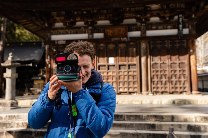Checker Julian besucht einen buddhistischen Tempel. – Bild: BR/​megaherz gmbh/​Hans-Florian Hopfner