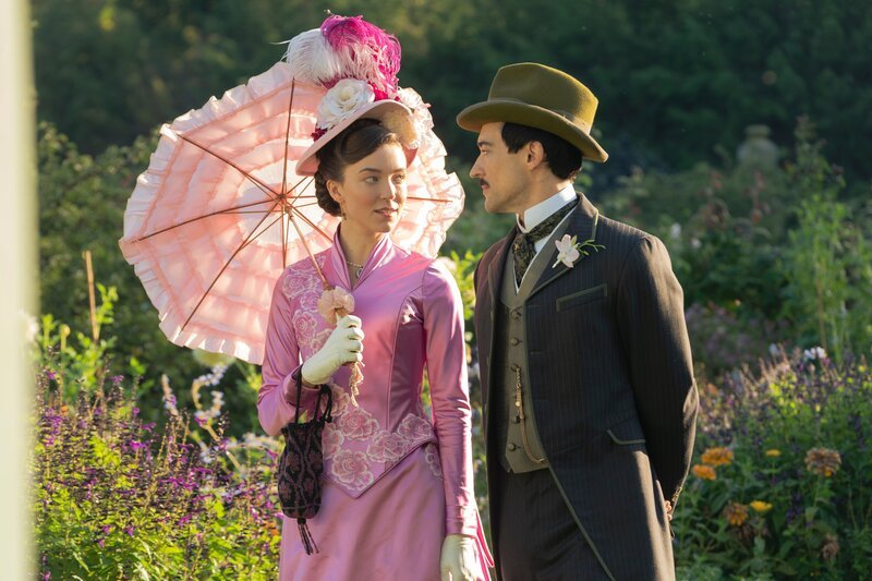 L-R: Caroline Stuyvesant und Blake Ritson – Bild: Warner